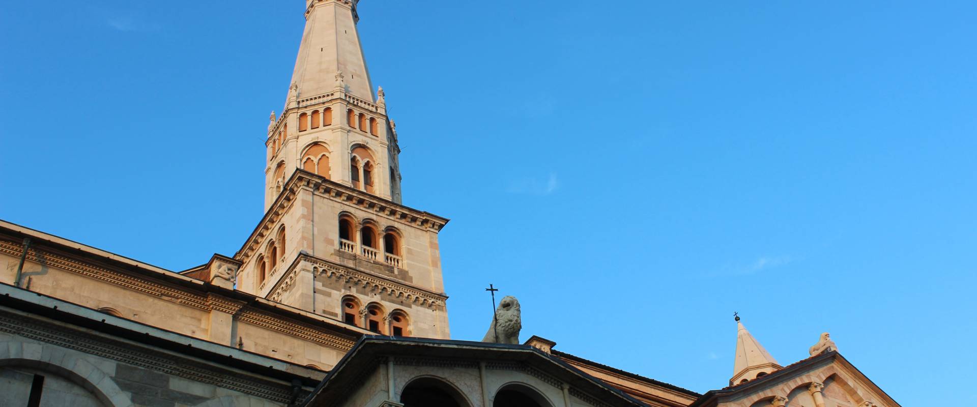 Torre Ghirlandina vista da Piazza Grande Modena foto di BeaDominianni